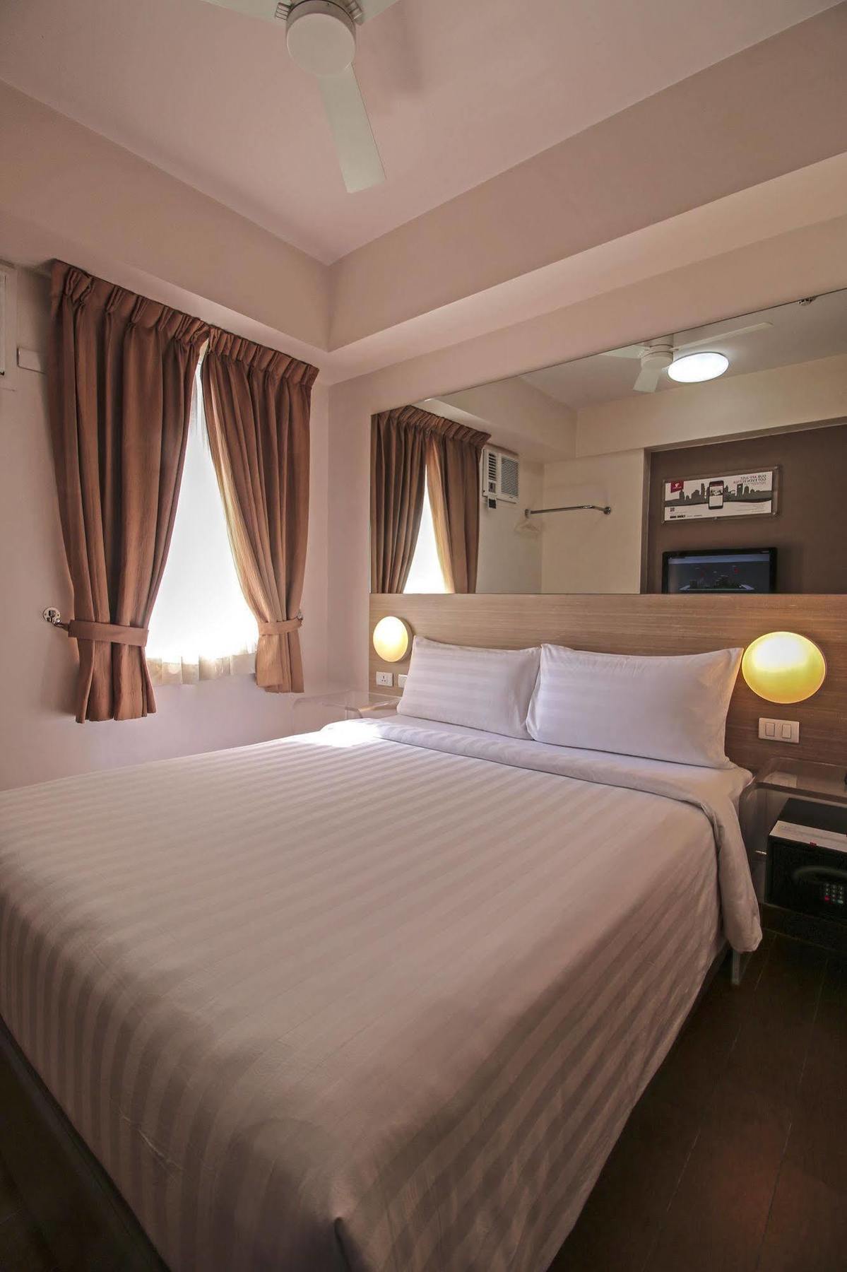 Red Planet Manila Malate Mabini Hotel Exterior photo