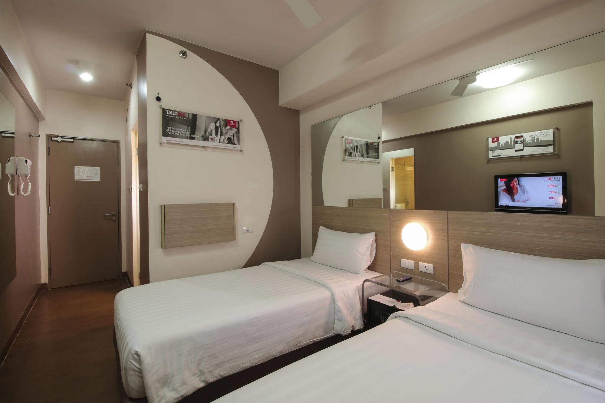 Red Planet Manila Malate Mabini Hotel Exterior photo